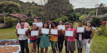 Jovens assentados concluem curso de informática